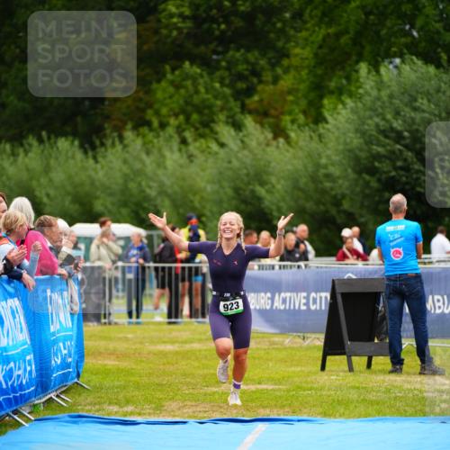 30.08.2026 - Elbe Triathlon Hamburg LAZAROV Photography http://msf.ph/oto/10064733 30.08.2026 12:07:24 Ziel 923 meine-sportfotos.de