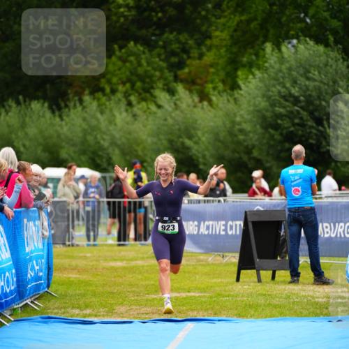 30.08.2026 - Elbe Triathlon Hamburg LAZAROV Photography http://msf.ph/oto/10064735 30.08.2026 12:07:24 Ziel 923 meine-sportfotos.de