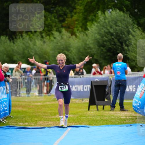 30.08.2026 - Elbe Triathlon Hamburg LAZAROV Photography http://msf.ph/oto/10064739 30.08.2026 12:07:25 Ziel 923 meine-sportfotos.de