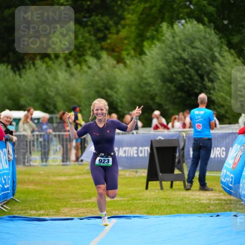 30.08.2026 - Elbe Triathlon Hamburg LAZAROV Photography http://msf.ph/oto/10064740 30.08.2026 12:07:25 Ziel 923 meine-sportfotos.de