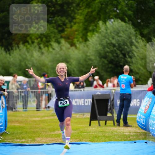 30.08.2026 - Elbe Triathlon Hamburg LAZAROV Photography http://msf.ph/oto/10064742 30.08.2026 12:07:25 Ziel 923 meine-sportfotos.de