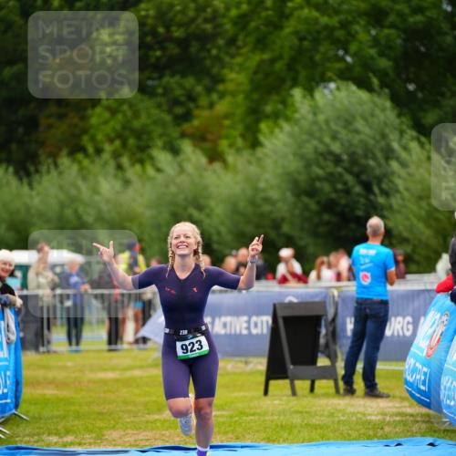 30.08.2026 - Elbe Triathlon Hamburg LAZAROV Photography http://msf.ph/oto/10064743 30.08.2026 12:07:26 Ziel 923 meine-sportfotos.de