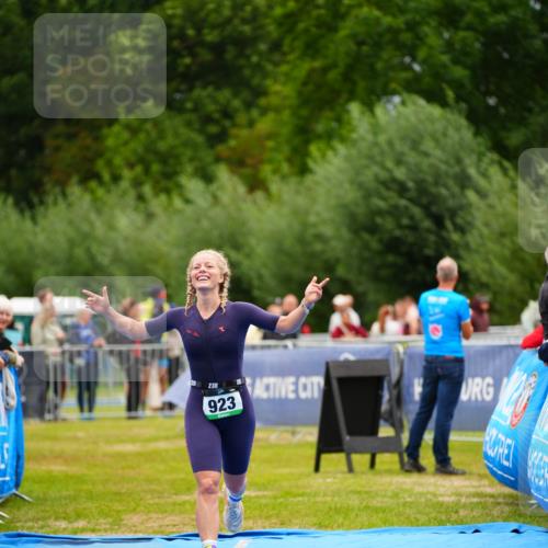 30.08.2026 - Elbe Triathlon Hamburg LAZAROV Photography http://msf.ph/oto/10064744 30.08.2026 12:07:26 Ziel 923 meine-sportfotos.de