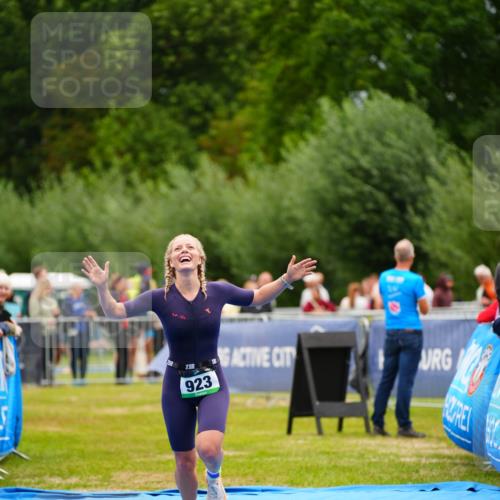 30.08.2026 - Elbe Triathlon Hamburg LAZAROV Photography http://msf.ph/oto/10064745 30.08.2026 12:07:26 Ziel 923 meine-sportfotos.de
