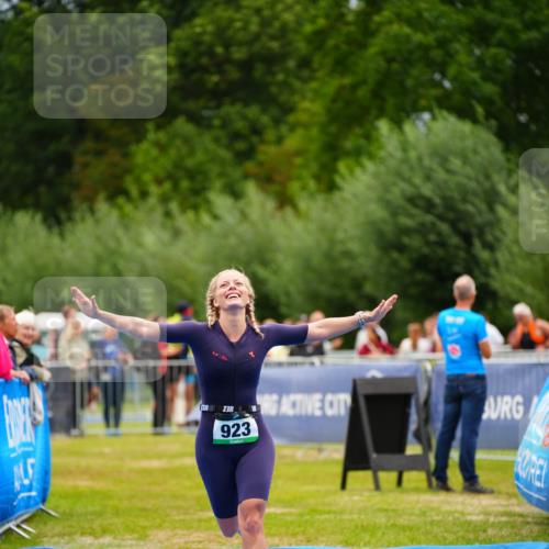 30.08.2026 - Elbe Triathlon Hamburg LAZAROV Photography http://msf.ph/oto/10064747 30.08.2026 12:07:26 Ziel 923 meine-sportfotos.de