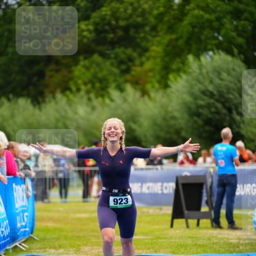 30.08.2026 - Elbe Triathlon Hamburg LAZAROV Photography http://msf.ph/oto/10064748 30.08.2026 12:07:26 Ziel 923 meine-sportfotos.de