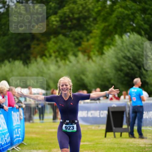 30.08.2026 - Elbe Triathlon Hamburg LAZAROV Photography http://msf.ph/oto/10064750 30.08.2026 12:07:27 Ziel 923 meine-sportfotos.de