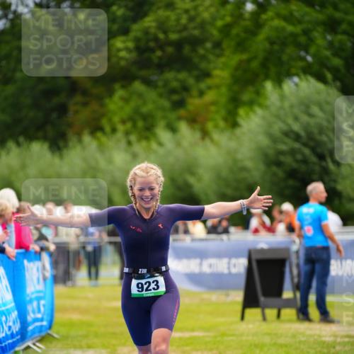 30.08.2026 - Elbe Triathlon Hamburg LAZAROV Photography http://msf.ph/oto/10064751 30.08.2026 12:07:27 Ziel 923 meine-sportfotos.de