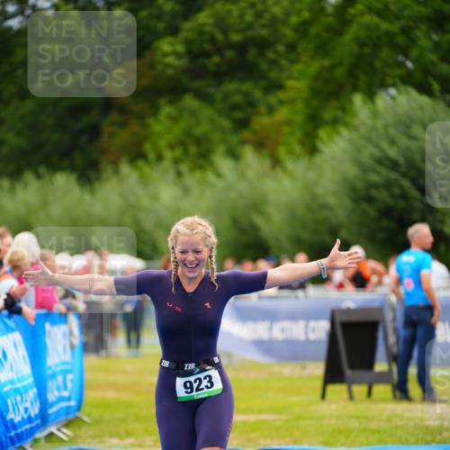 30.08.2026 - Elbe Triathlon Hamburg LAZAROV Photography http://msf.ph/oto/10064752 30.08.2026 12:07:27 Ziel 923 meine-sportfotos.de