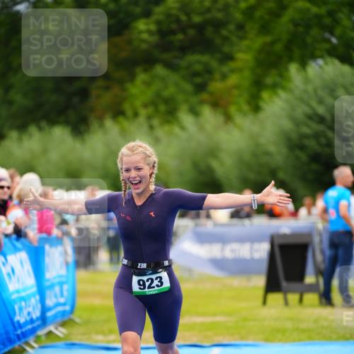 30.08.2026 - Elbe Triathlon Hamburg LAZAROV Photography http://msf.ph/oto/10064754 30.08.2026 12:07:27 Ziel 923 meine-sportfotos.de