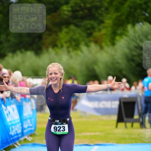 30.08.2026 - Elbe Triathlon Hamburg LAZAROV Photography http://msf.ph/oto/10064755 30.08.2026 12:07:27 Ziel 923 meine-sportfotos.de