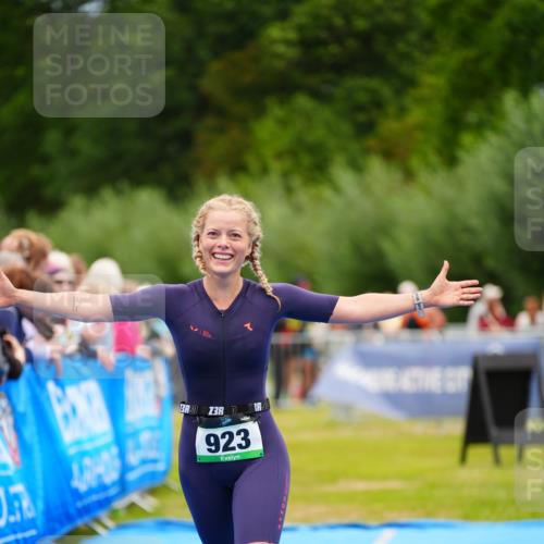 30.08.2026 - Elbe Triathlon Hamburg LAZAROV Photography http://msf.ph/oto/10064756 30.08.2026 12:07:28 Ziel 923 meine-sportfotos.de