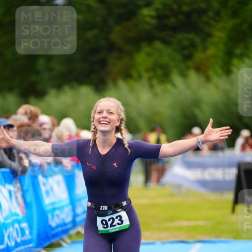 30.08.2026 - Elbe Triathlon Hamburg LAZAROV Photography http://msf.ph/oto/10064758 30.08.2026 12:07:28 Ziel 923 meine-sportfotos.de