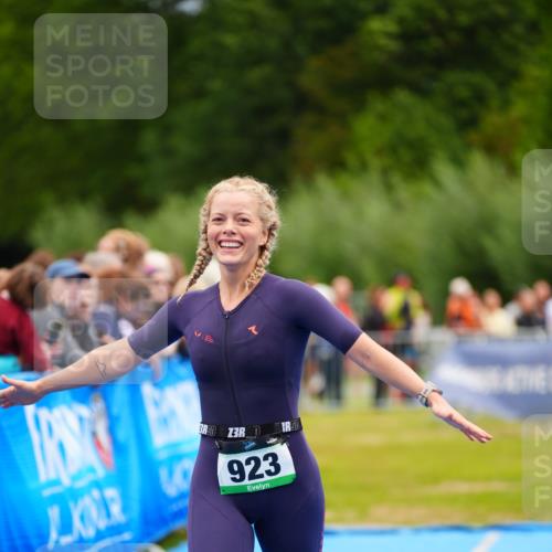 30.08.2026 - Elbe Triathlon Hamburg LAZAROV Photography http://msf.ph/oto/10064759 30.08.2026 12:07:28 Ziel 923 meine-sportfotos.de