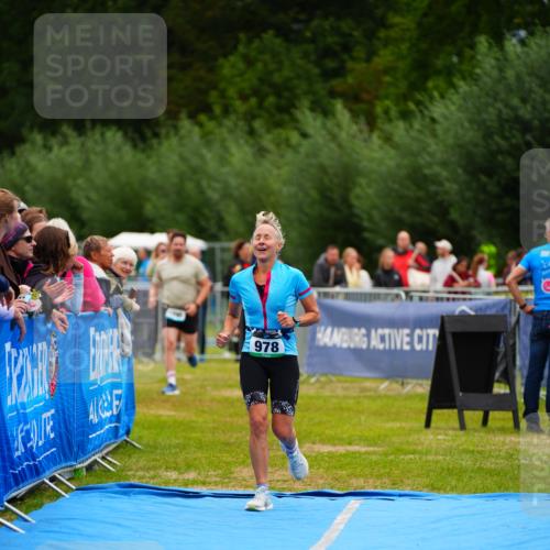 30.08.2026 - Elbe Triathlon Hamburg LAZAROV Photography http://msf.ph/oto/10064795 30.08.2026 12:07:48 Ziel 978, 1095 meine-sportfotos.de