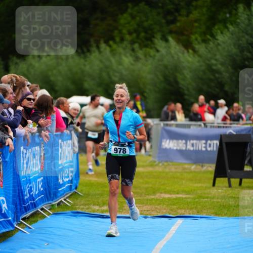 30.08.2026 - Elbe Triathlon Hamburg LAZAROV Photography http://msf.ph/oto/10064796 30.08.2026 12:07:49 Ziel 978, 1095 meine-sportfotos.de