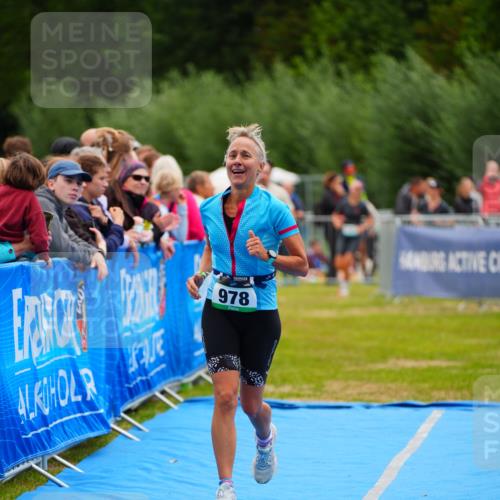 30.08.2026 - Elbe Triathlon Hamburg LAZAROV Photography http://msf.ph/oto/10064806 30.08.2026 12:07:51 Ziel 978, 1095 meine-sportfotos.de