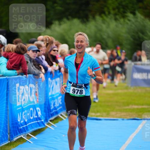 30.08.2026 - Elbe Triathlon Hamburg LAZAROV Photography http://msf.ph/oto/10064810 30.08.2026 12:07:51 Ziel 978, 1095 meine-sportfotos.de