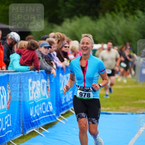 30.08.2026 - Elbe Triathlon Hamburg LAZAROV Photography http://msf.ph/oto/10064812 30.08.2026 12:07:51 Ziel 978, 1095 meine-sportfotos.de