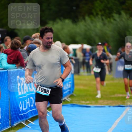 30.08.2026 - Elbe Triathlon Hamburg LAZAROV Photography http://msf.ph/oto/10064817 30.08.2026 12:07:56 Ziel 835, 1095, 1501 meine-sportfotos.de