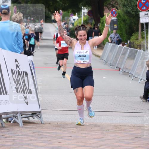 30.08.2026 - Blankeneser Heldenlauf Lena Gebhardt http://msf.ph/oto/10064833 30.08.2026 12:46:57 Ziel 4175, 4236, 4315 meine-sportfotos.de
