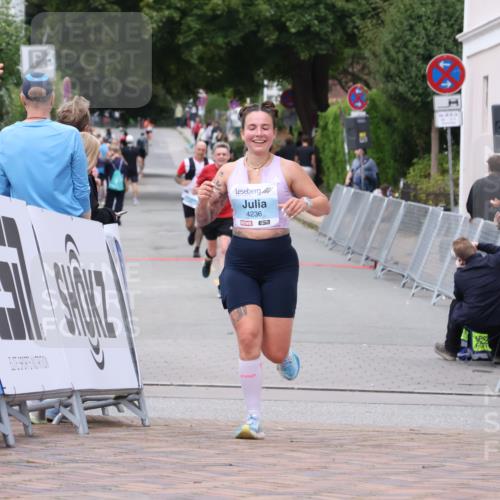 30.08.2026 - Blankeneser Heldenlauf Lena Gebhardt http://msf.ph/oto/10064837 30.08.2026 12:46:58 Ziel 4175, 4236, 4315 meine-sportfotos.de