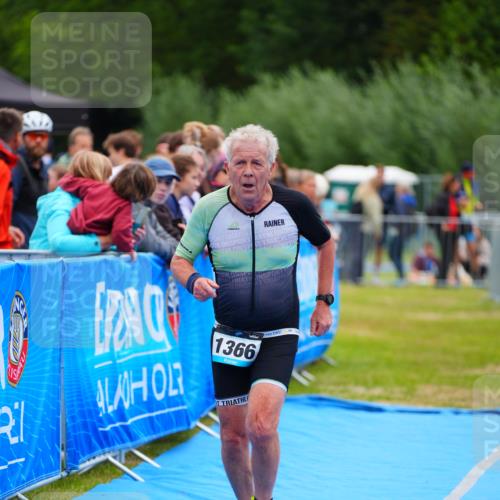 30.08.2026 - Elbe Triathlon Hamburg LAZAROV Photography http://msf.ph/oto/10064855 30.08.2026 12:08:07 Ziel 1366 meine-sportfotos.de