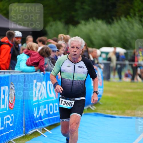 30.08.2026 - Elbe Triathlon Hamburg LAZAROV Photography http://msf.ph/oto/10064856 30.08.2026 12:08:07 Ziel 1366 meine-sportfotos.de