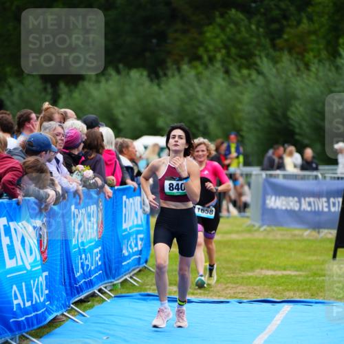 30.08.2026 - Elbe Triathlon Hamburg LAZAROV Photography http://msf.ph/oto/10064871 30.08.2026 12:08:22 Ziel 840, 1355, 1584, 1658 meine-sportfotos.de