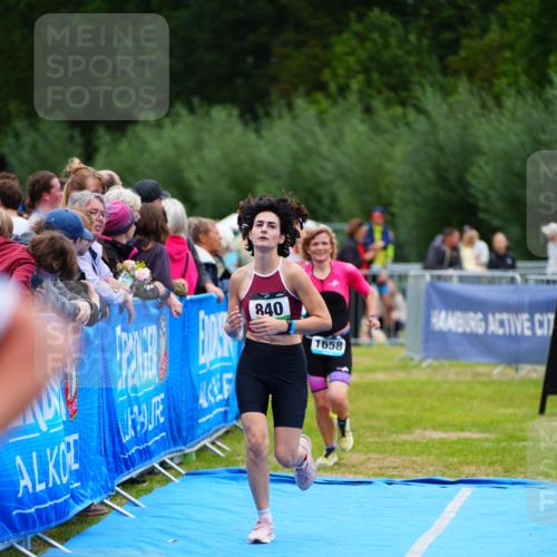 30.08.2026 - Elbe Triathlon Hamburg LAZAROV Photography http://msf.ph/oto/10064872 30.08.2026 12:08:22 Ziel 840, 1355, 1584, 1658 meine-sportfotos.de
