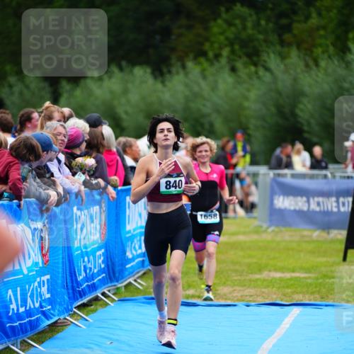 30.08.2026 - Elbe Triathlon Hamburg LAZAROV Photography http://msf.ph/oto/10064874 30.08.2026 12:08:23 Ziel 840, 1355, 1658 meine-sportfotos.de