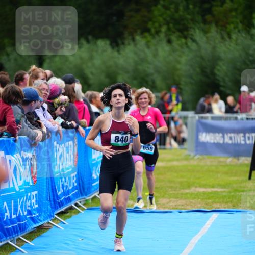 30.08.2026 - Elbe Triathlon Hamburg LAZAROV Photography http://msf.ph/oto/10064875 30.08.2026 12:08:23 Ziel 840, 1355, 1658 meine-sportfotos.de