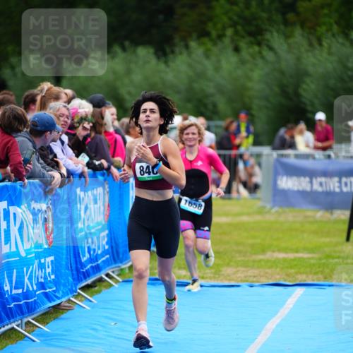 30.08.2026 - Elbe Triathlon Hamburg LAZAROV Photography http://msf.ph/oto/10064877 30.08.2026 12:08:23 Ziel 840, 1355, 1658 meine-sportfotos.de