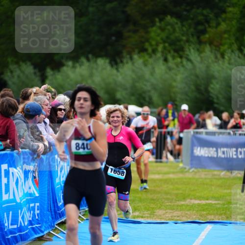 30.08.2026 - Elbe Triathlon Hamburg LAZAROV Photography http://msf.ph/oto/10064878 30.08.2026 12:08:24 Ziel 840, 1355, 1658 meine-sportfotos.de
