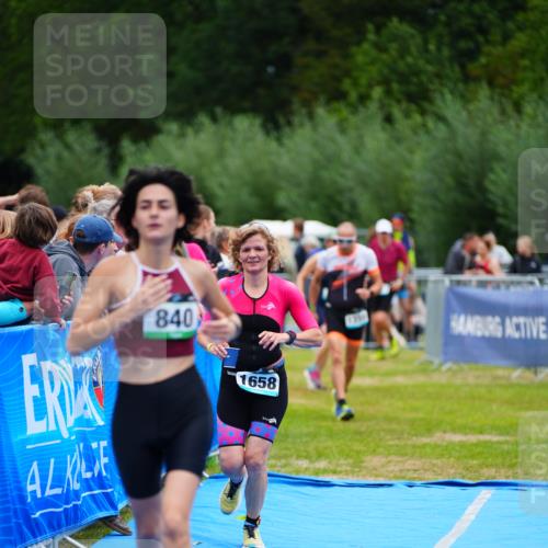 30.08.2026 - Elbe Triathlon Hamburg LAZAROV Photography http://msf.ph/oto/10064881 30.08.2026 12:08:24 Ziel 840, 1355, 1658 meine-sportfotos.de