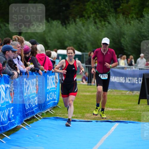 30.08.2026 - Elbe Triathlon Hamburg LAZAROV Photography http://msf.ph/oto/10064896 30.08.2026 12:08:31 Ziel 1355, 1357, 1633 meine-sportfotos.de
