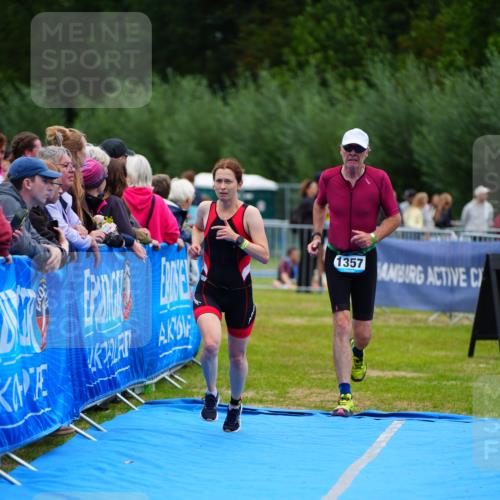 30.08.2026 - Elbe Triathlon Hamburg LAZAROV Photography http://msf.ph/oto/10064897 30.08.2026 12:08:31 Ziel 1355, 1357, 1633 meine-sportfotos.de