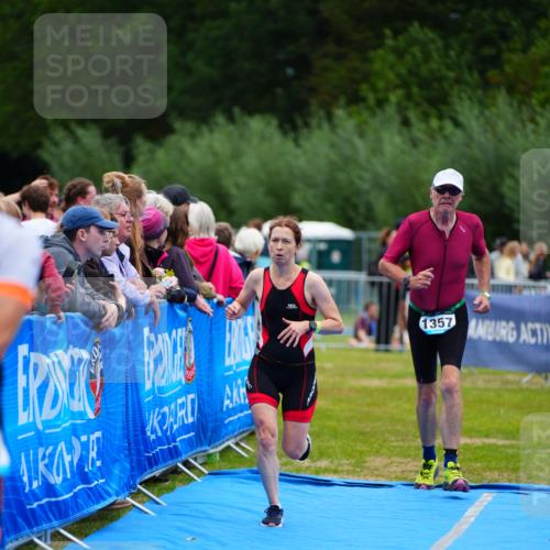 30.08.2026 - Elbe Triathlon Hamburg LAZAROV Photography http://msf.ph/oto/10064899 30.08.2026 12:08:31 Ziel 1355, 1357, 1633 meine-sportfotos.de