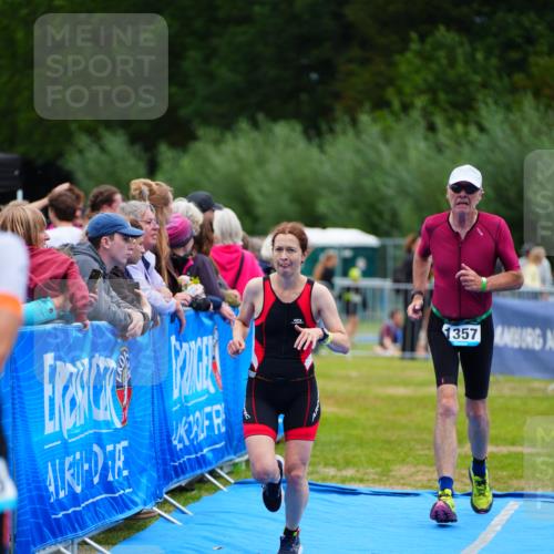 30.08.2026 - Elbe Triathlon Hamburg LAZAROV Photography http://msf.ph/oto/10064901 30.08.2026 12:08:32 Ziel 1355, 1357, 1633 meine-sportfotos.de