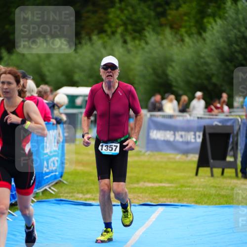 30.08.2026 - Elbe Triathlon Hamburg LAZAROV Photography http://msf.ph/oto/10064904 30.08.2026 12:08:33 Ziel 1355, 1357, 1633 meine-sportfotos.de
