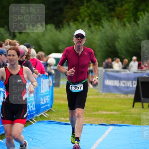 30.08.2026 - Elbe Triathlon Hamburg LAZAROV Photography http://msf.ph/oto/10064905 30.08.2026 12:08:33 Ziel 1355, 1357, 1633 meine-sportfotos.de