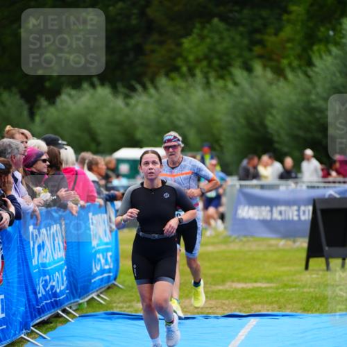 30.08.2026 - Elbe Triathlon Hamburg LAZAROV Photography http://msf.ph/oto/10064916 30.08.2026 12:08:47 Ziel 789 meine-sportfotos.de