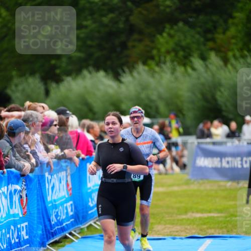 30.08.2026 - Elbe Triathlon Hamburg LAZAROV Photography http://msf.ph/oto/10064921 30.08.2026 12:08:48 Ziel 789 meine-sportfotos.de