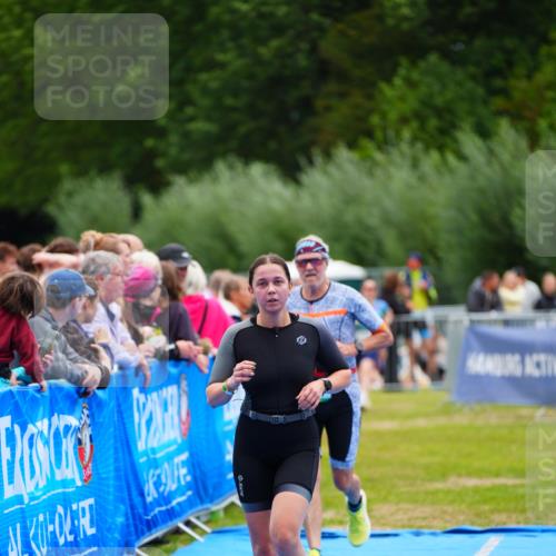 30.08.2026 - Elbe Triathlon Hamburg LAZAROV Photography http://msf.ph/oto/10064922 30.08.2026 12:08:48 Ziel 789 meine-sportfotos.de