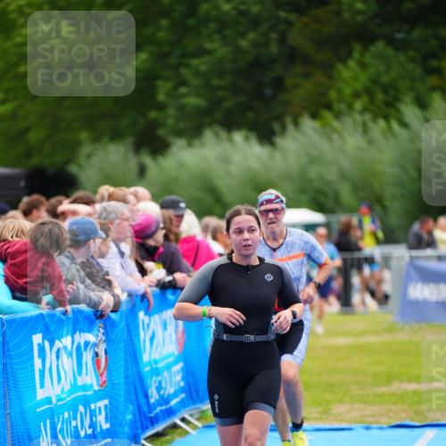 30.08.2026 - Elbe Triathlon Hamburg LAZAROV Photography http://msf.ph/oto/10064923 30.08.2026 12:08:48 Ziel 789 meine-sportfotos.de