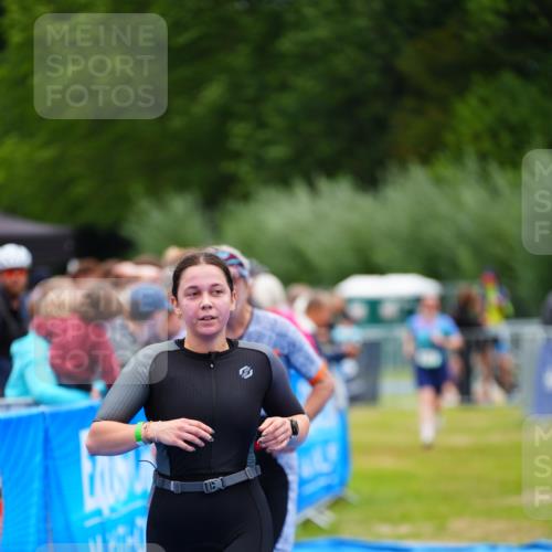 30.08.2026 - Elbe Triathlon Hamburg LAZAROV Photography http://msf.ph/oto/10064930 30.08.2026 12:08:50 Ziel 789, 915 meine-sportfotos.de