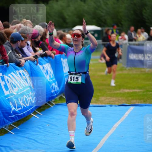 30.08.2026 - Elbe Triathlon Hamburg LAZAROV Photography http://msf.ph/oto/10064944 30.08.2026 12:08:56 Ziel 915, 1472 meine-sportfotos.de