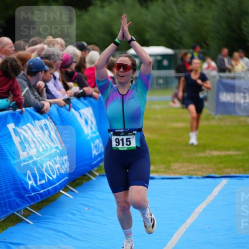 30.08.2026 - Elbe Triathlon Hamburg LAZAROV Photography http://msf.ph/oto/10064945 30.08.2026 12:08:57 Ziel 915, 1472 meine-sportfotos.de
