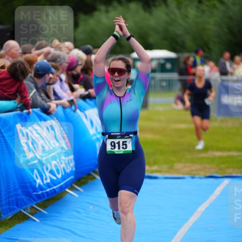 30.08.2026 - Elbe Triathlon Hamburg LAZAROV Photography http://msf.ph/oto/10064946 30.08.2026 12:08:57 Ziel 915, 1472 meine-sportfotos.de