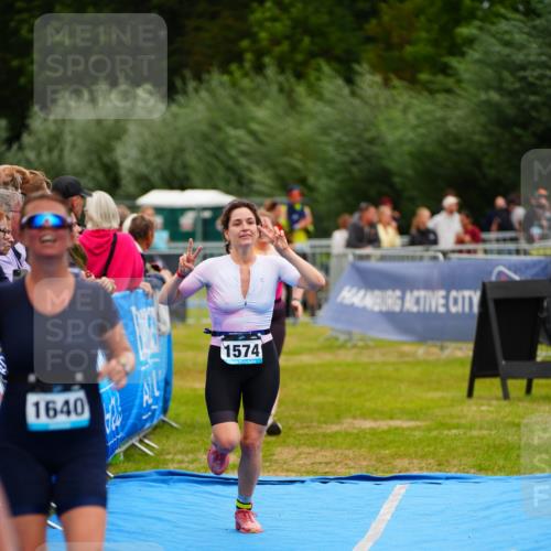 30.08.2026 - Elbe Triathlon Hamburg LAZAROV Photography http://msf.ph/oto/10065029 30.08.2026 12:09:36 Ziel 919, 1561, 1574, 1640 meine-sportfotos.de